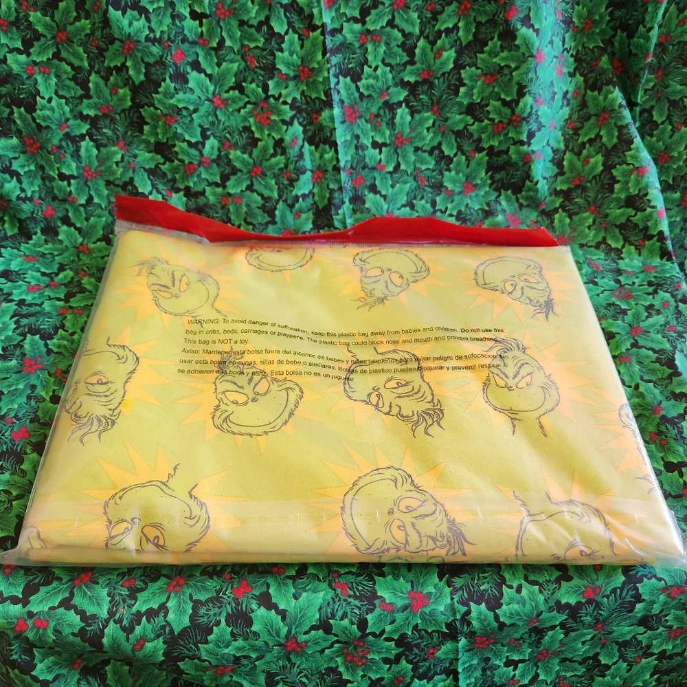 N/A grinch tablecloth